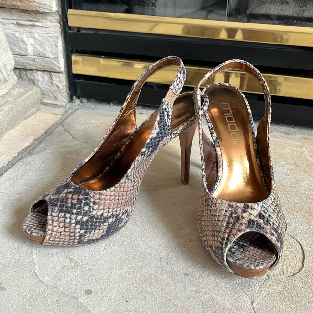 Like new Moda sling back heels snake skin print leather sz 8m
